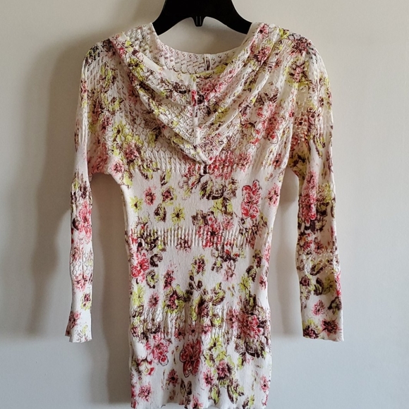 Parfait Hooded Flowery Top with Shiny Buttons - Picture 4 of 4